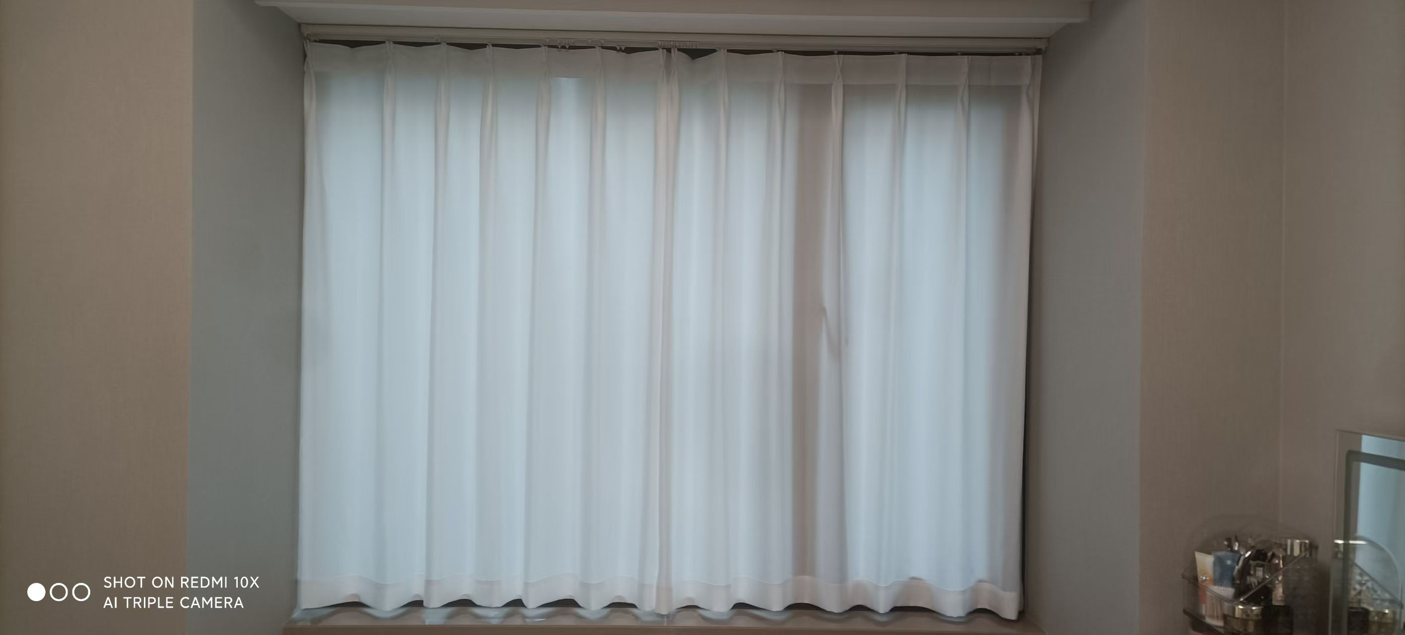义乌主卧飘窗垂坠纱帘安装细节图